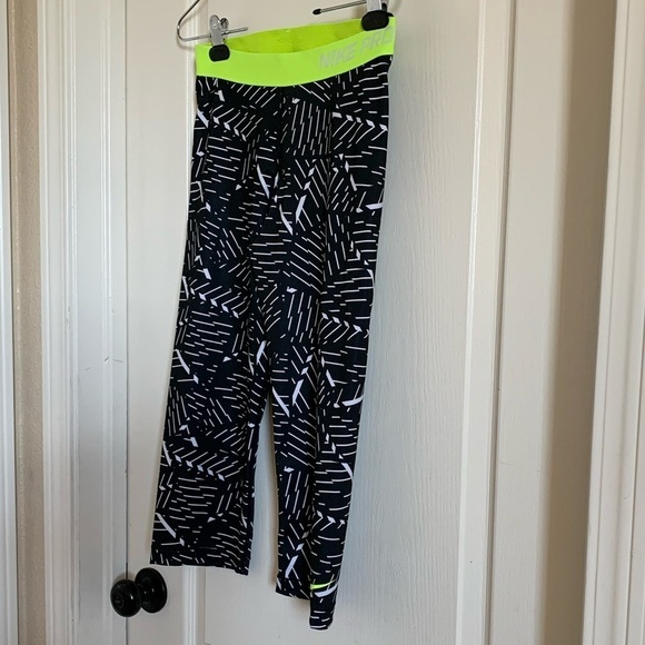 Nike Pro Tight Fit Training Capri Leggings - Picture 4 of 10